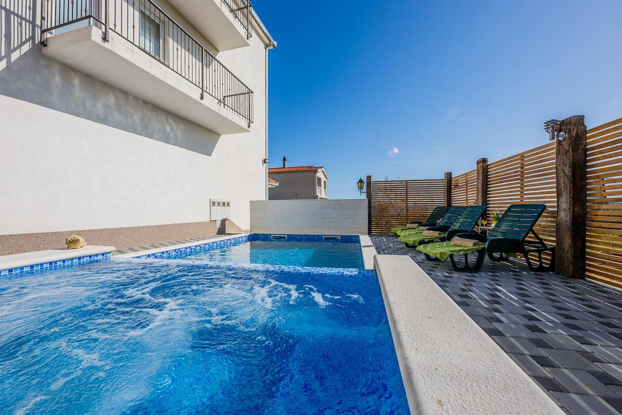 Holiday Home Chester With Heated Pool Kaštela Exteriör bild