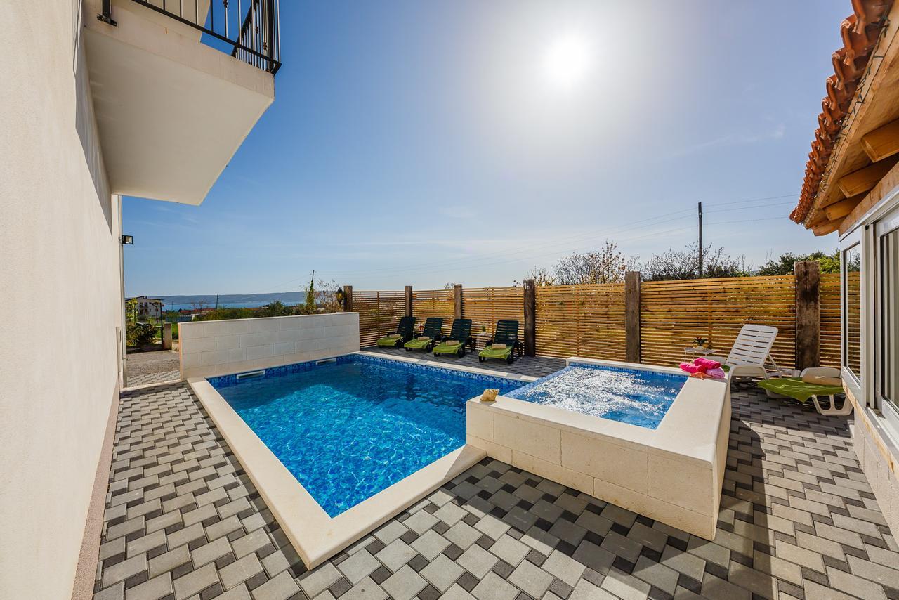 Holiday Home Chester With Heated Pool Kaštela Exteriör bild