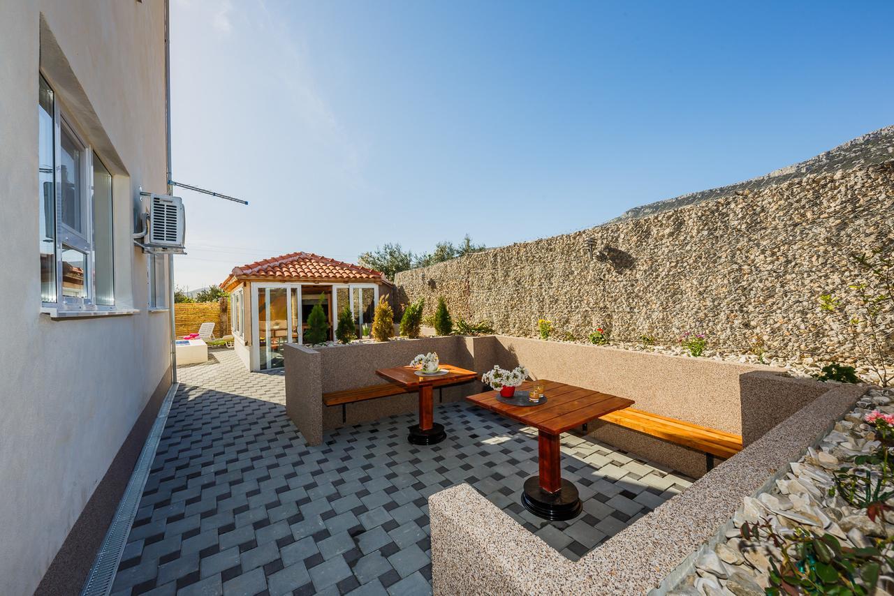 Holiday Home Chester With Heated Pool Kaštela Exteriör bild